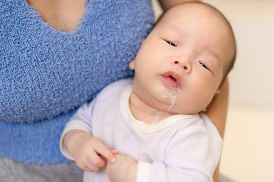 Trẻ trớ sữa có phải do ăn quá nhiều?