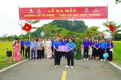 Hà Tiên rực rỡ 'Sắc cờ nơi biên cương' đón Tết Độc lập