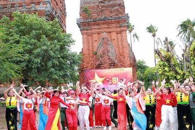 Quốc khánh 2.9: Di tích quốc gia Tháp Đôi sôi động, hút khách bằng chương trình nghệ thuật