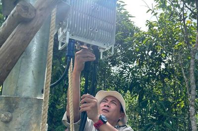 'Cõng' sóng lên làng A'ur sau nửa thế kỷ biệt lập