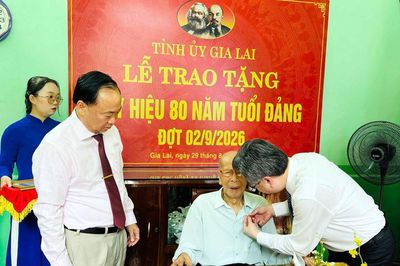 Trao Huy hiệu 80 năm tuổi Đảng cho hai đảng viên lão thành tại Gia Lai