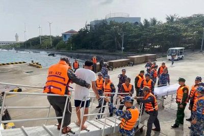 Đưa 32 ngư dân gặp nạn trên vùng biển Trường Sa về đảo an toàn