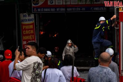 Hà Nội: Cháy dữ dội tại gara ô tô trên đường Lê Quang Đạo