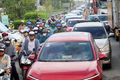 Nhiều tuyến đường cửa ngõ phía Đông TP. Hồ Chí Minh ùn tắc ngày đầu nghỉ lễ