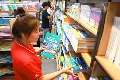 Thành phố Hồ Chí Minh: Bán sách giáo khoa xuyên lễ phục vụ học sinh, phụ huynh