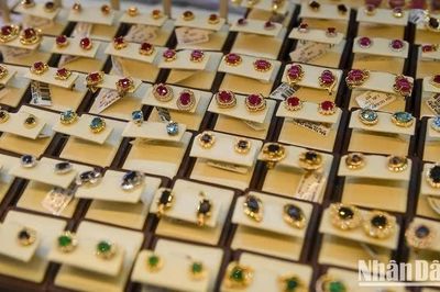 Giá vàng ngày 29/8: Trong nước, thế giới tiếp tục giảm mạnh
