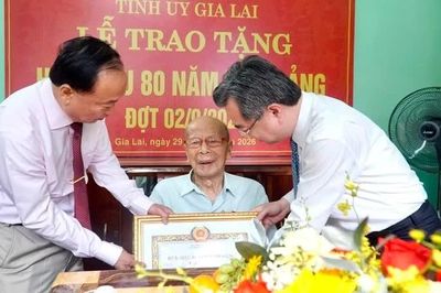 Trưởng Ban Chính sách, chiến lược Trung ương Nguyễn Thanh Nghị trao Huy hiệu 80 năm tuổi Đảng tại tỉnh Gia Lai