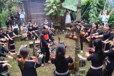 Bài 2: Mạnh dạn đổi mới, đi trước vì cuộc sống tốt đẹp hơn cho nhân dân
