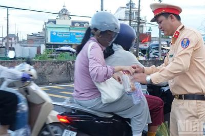 Những chai nước nghĩa tình của Công an tỉnh Đồng Tháp