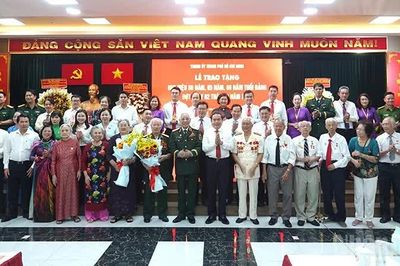 Chủ tịch Quốc hội Trần Thanh Mẫn trao Huy hiệu Đảng đợt 2/9 tại Thành phố Hồ Chí Minh