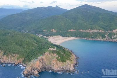 [Ảnh] Chạm vào những tia nắng đầu tiên của Tổ quốc nơi Mũi Đại Lãnh
