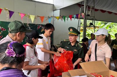 Đồn Biên phòng Cát Bà phối hợp hỗ trợ người dân vùng lũ