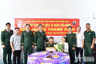 Đảng ủy Quân sự tỉnh An Giang: Tổ chức trao Huy hiệu 35 năm, 30 năm tuổi Đảng