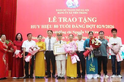 Hà Nội: Trao Huy hiệu 80 năm tuổi Đảng tặng Đại tá Nguyễn Văn Vưu