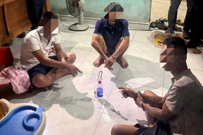 Nhóm 'con nghiện' lộ diện