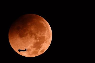 'Ngỡ ngàng' trước cảnh tượng 'trăng máu' xuất hiện