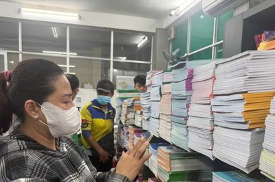 Phụ huynh xếp hàng mua sách giáo khoa trong ngày đầu nghỉ lễ