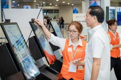 Hành khách tích cực làm thủ tục sinh trắc học tại sân bay Nội Bài