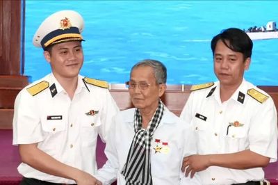 Cựu tù Chính trị TPHCM thăm cán bộ, chiến sĩ Lữ đoàn 171