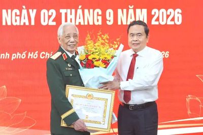 Chủ tịch Quốc hội Trần Thanh Mẫn trao Huy hiệu Đảng tại TPHCM