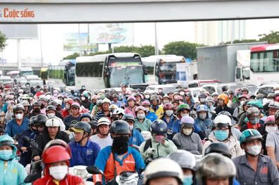 Người dân rời TP HCM về quê nghỉ lễ, nhiều tuyến đường cửa ngõ ùn tắc