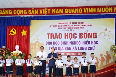 Phó Thủ tướng Lê Tiến Châu trao 130 học bổng tại Tây Ninh