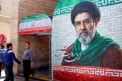 Lãnh tụ Tối cao Iran tìm ra chiến thuật mới đối phó với Mỹ, đồng USD vào tầm ngắm