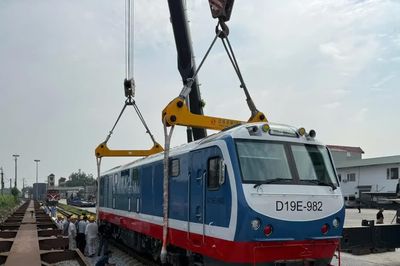 Đường sắt tiếp nhận đầu máy D19E với tốc độ lên đến 120 km/h