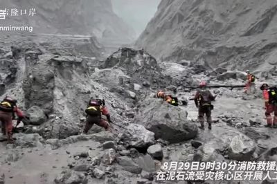 'Toàn bộ chỉ là đống đổ nát': Cứu hộ Trung Quốc đã tiếp cận được cửa khẩu bị lũ cuốn