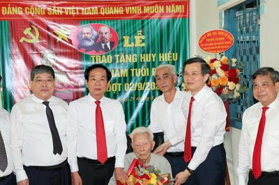 Trao Huy hiệu 80 năm tuổi Đảng tặng đảng viên lão thành ở Cần Thơ