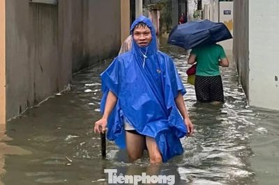 Phó Chủ tịch tỉnh Thanh Hóa chỉ đạo kiểm tra khu phố cứ mưa là ngập