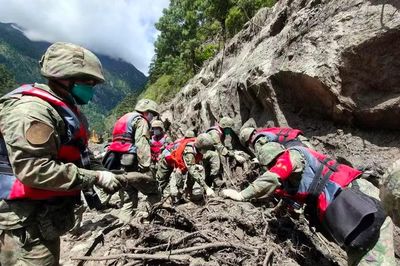 Đội cứu hộ Trung Quốc bàng hoàng khi tới vùng lũ quét trên Himalaya