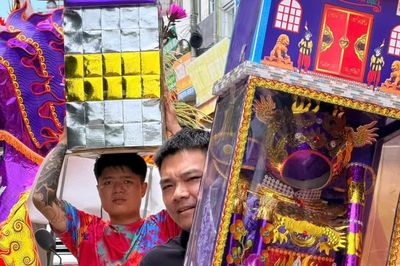 Người dân nườm nượp về đền Bảo Hà cầu tài, cầu lộc