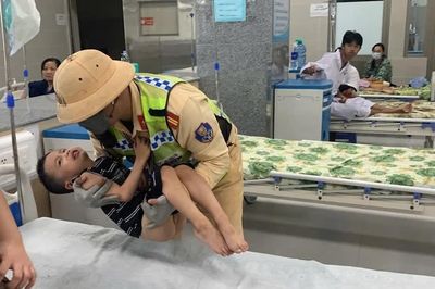 CSGT dùng xe đặc chủng chở cấp cứu bé trai nguy kịch trên cao tốc