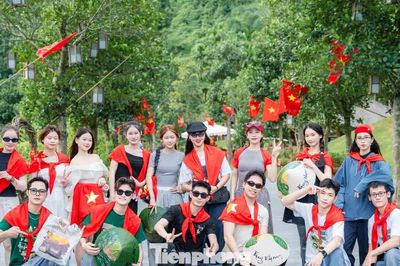 Du khách nhộn nhịp khám phá Cố đô Hoa Lư dịp Quốc khánh