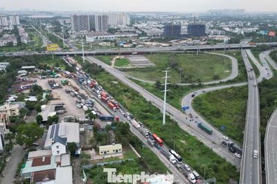 Ngày đầu nghỉ lễ, cửa ngõ phía Đông TP. HCM ùn ứ, xe nối dài lên cao tốc
