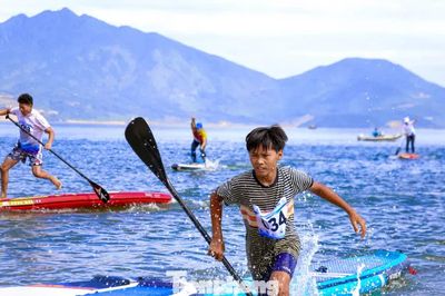 Sôi nổi cuộc đua ván chèo đứng trên biển Đà Nẵng