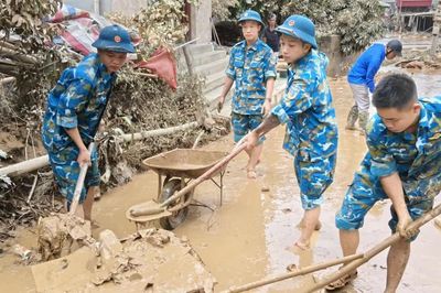 Chiến sĩ ra đa lội bùn giúp dân sau bão