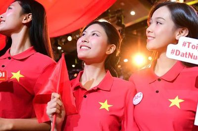 Hoa hậu Trúc Linh và 53 thí sinh Hoa hậu Việt Nam xúc động với 'Đất nước thiên hùng ca'