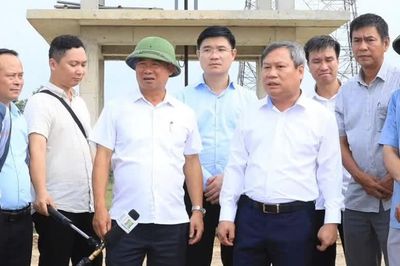 Chủ tịch Hà Nội kiểm tra tại nơi có hơn 1.600 người bị cô lập do mưa lũ