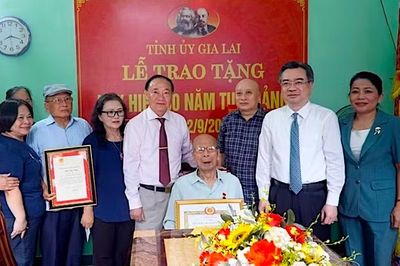 2 đảng viên lão thành ở Gia Lai nhận huy hiệu 80 năm tuổi Đảng