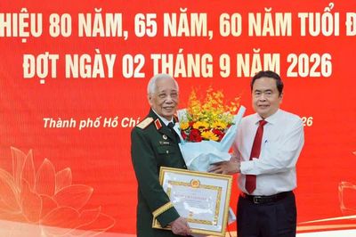 Chủ tịch Quốc hội trao tặng Huy hiệu Đảng cho đảng viên lão thành tại TPHCM