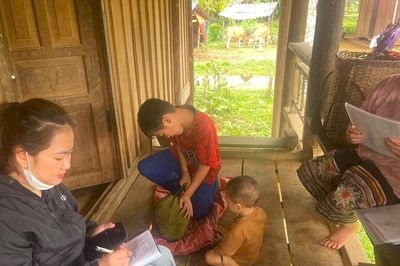 Giáo viên vùng biên Nghệ An vào bản gọi trò đến trường