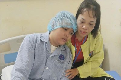 Bố mẹ nghèo bất lực nhìn con trai suy kiệt vì bệnh ung thư não
