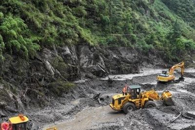 Trung Quốc nối lại việc cứu hộ, Nepal giải cứu 350 người trong hầm sau lũ quét