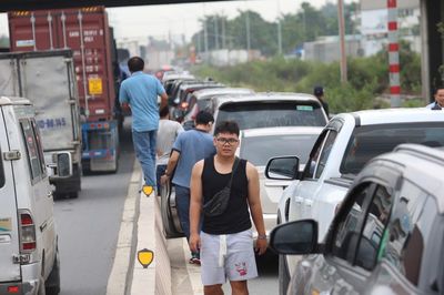 Cửa ngõ phía Đông TPHCM ùn tắc 10km, tài xế sốt ruột xuống xe đứng chờ