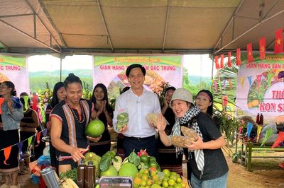 Phó Chủ tịch xã 'lên sóng' bán măng, mật ong giúp bà con vùng cao