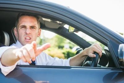 Lý do 90% phụ huynh từng bực bội mỗi khi lái xe đưa con đến trường