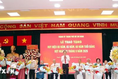 Chủ tịch Quốc hội Trần Thanh Mẫn trao Huy hiệu Đảng tại Thành phố Hồ Chí Minh