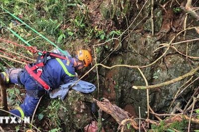 Tuyên Quang: Đưa thi thể nạn nhân khỏi hang đá sâu 40 mét